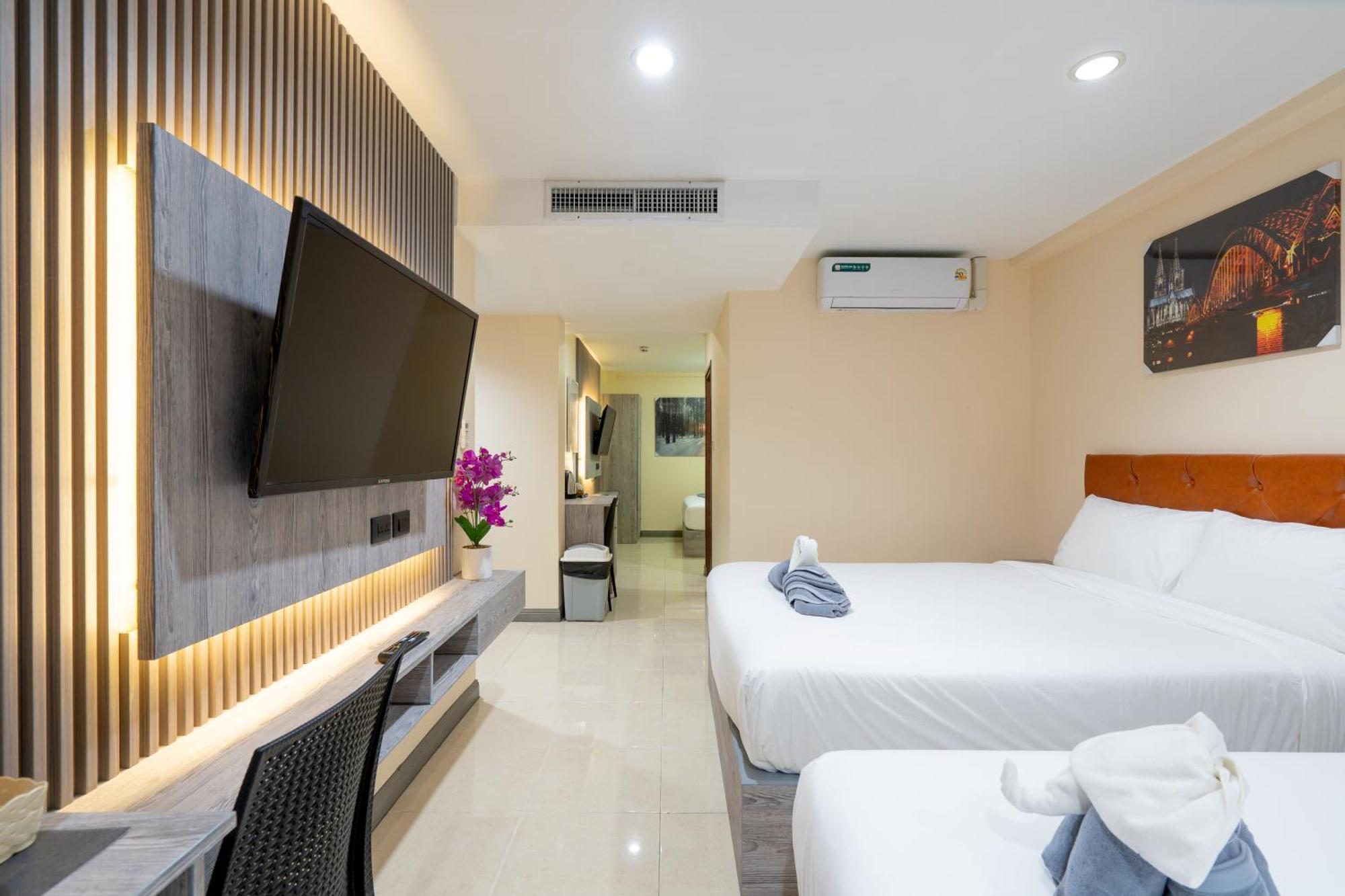 Square One Hotel Patong Екстериор снимка