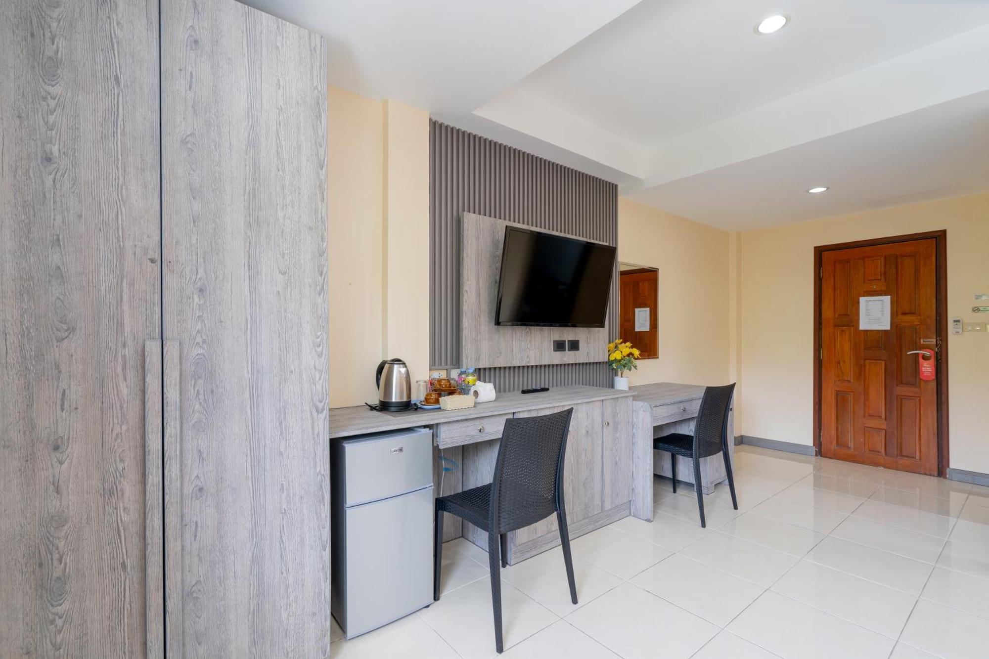 Square One Hotel Patong Екстериор снимка