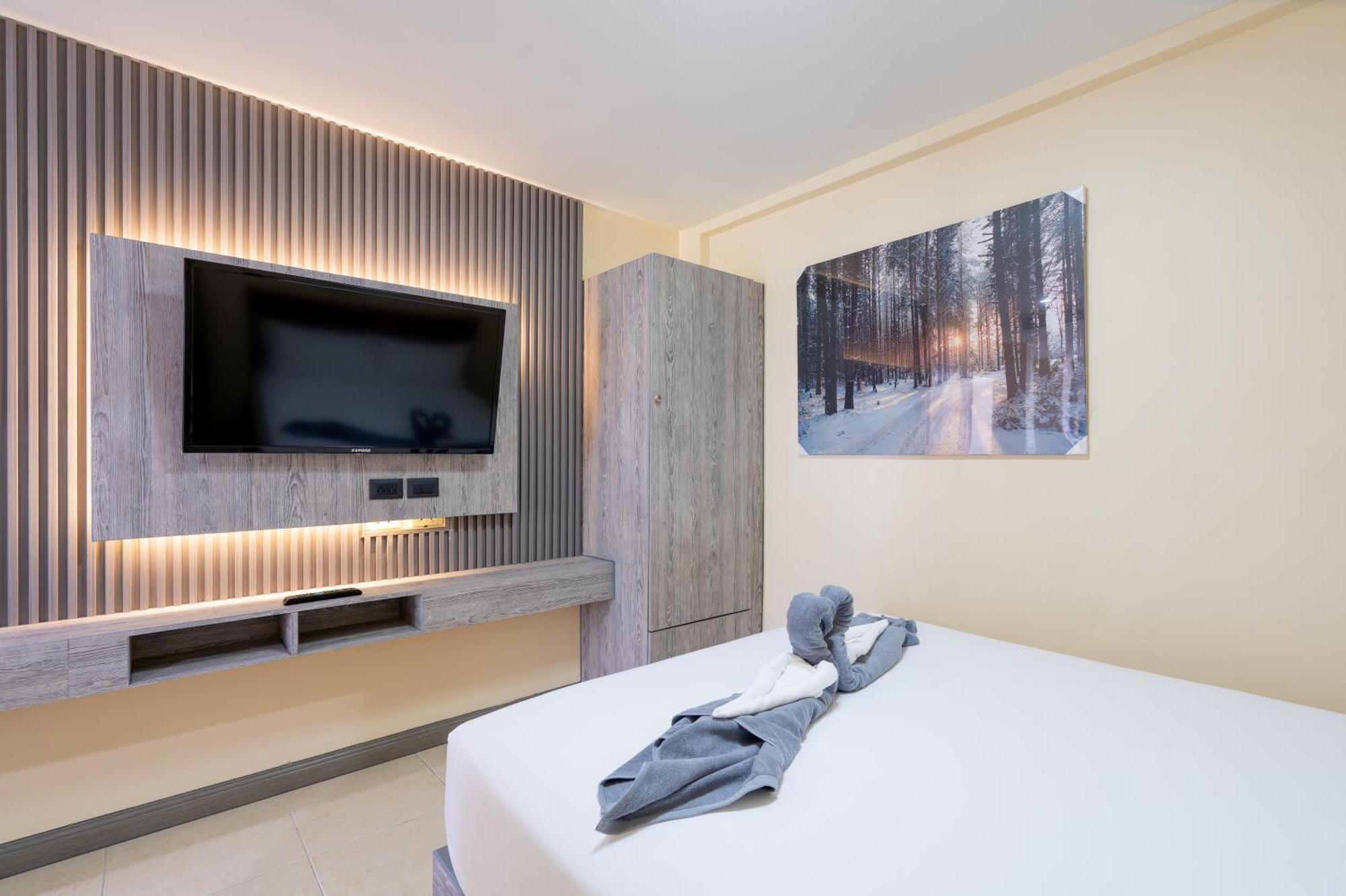 Square One Hotel Patong Екстериор снимка