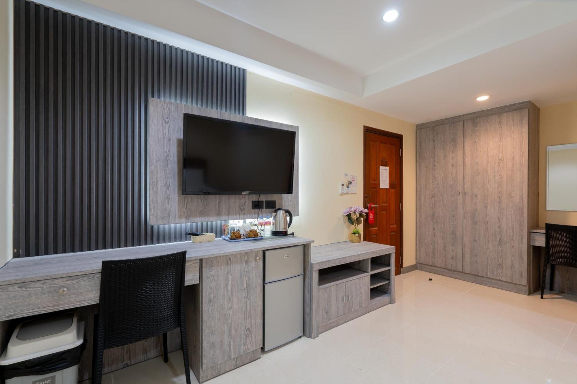 Square One Hotel Patong Екстериор снимка