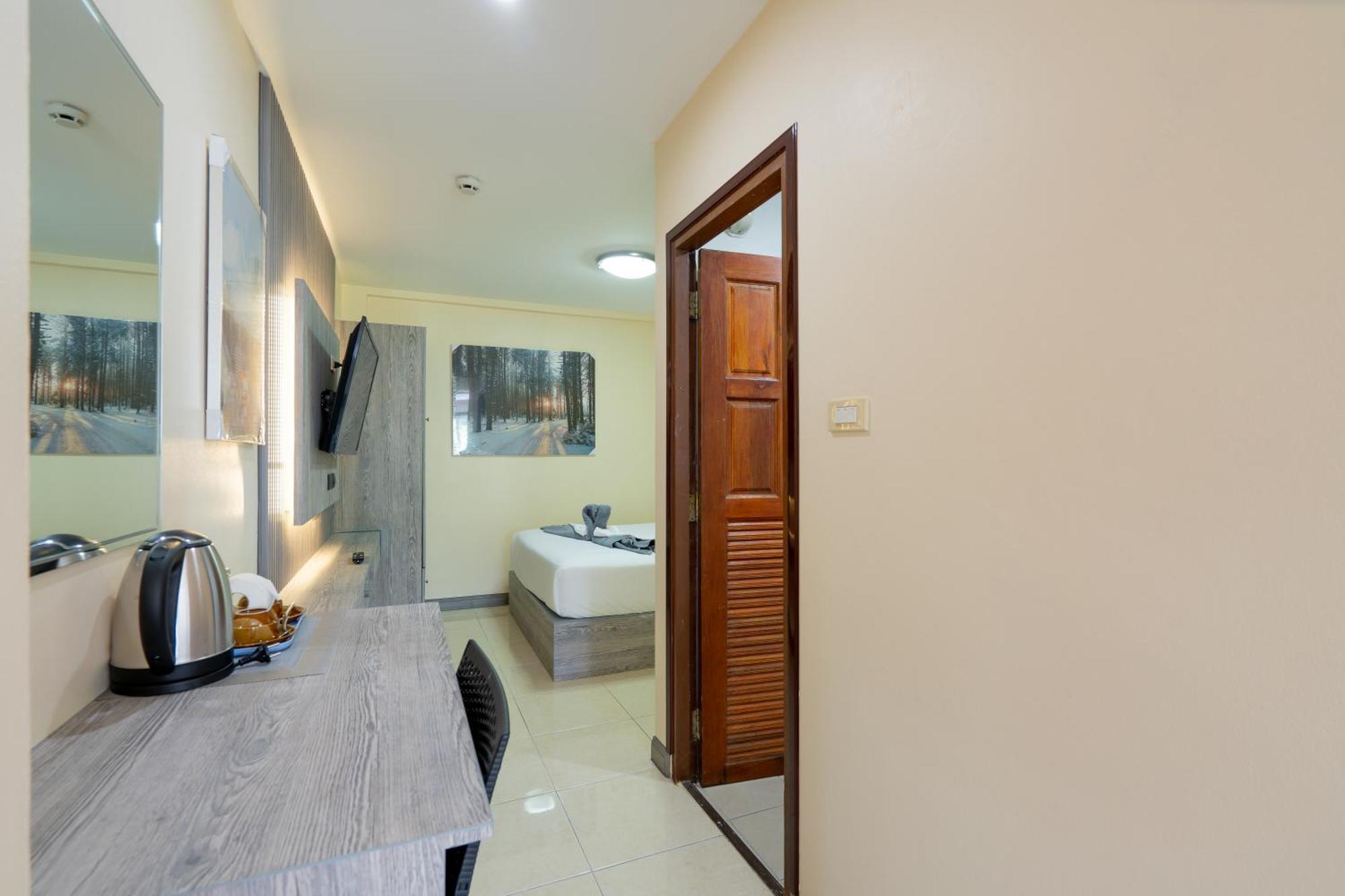 Square One Hotel Patong Екстериор снимка