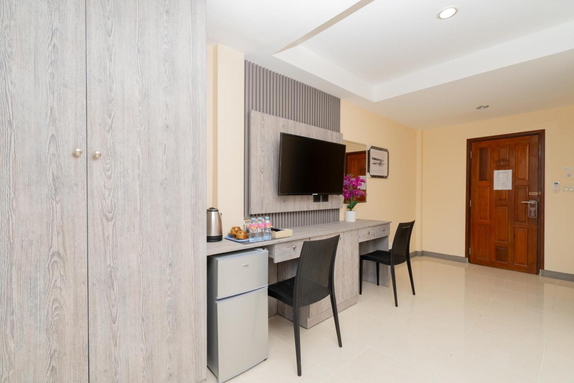 Square One Hotel Patong Екстериор снимка