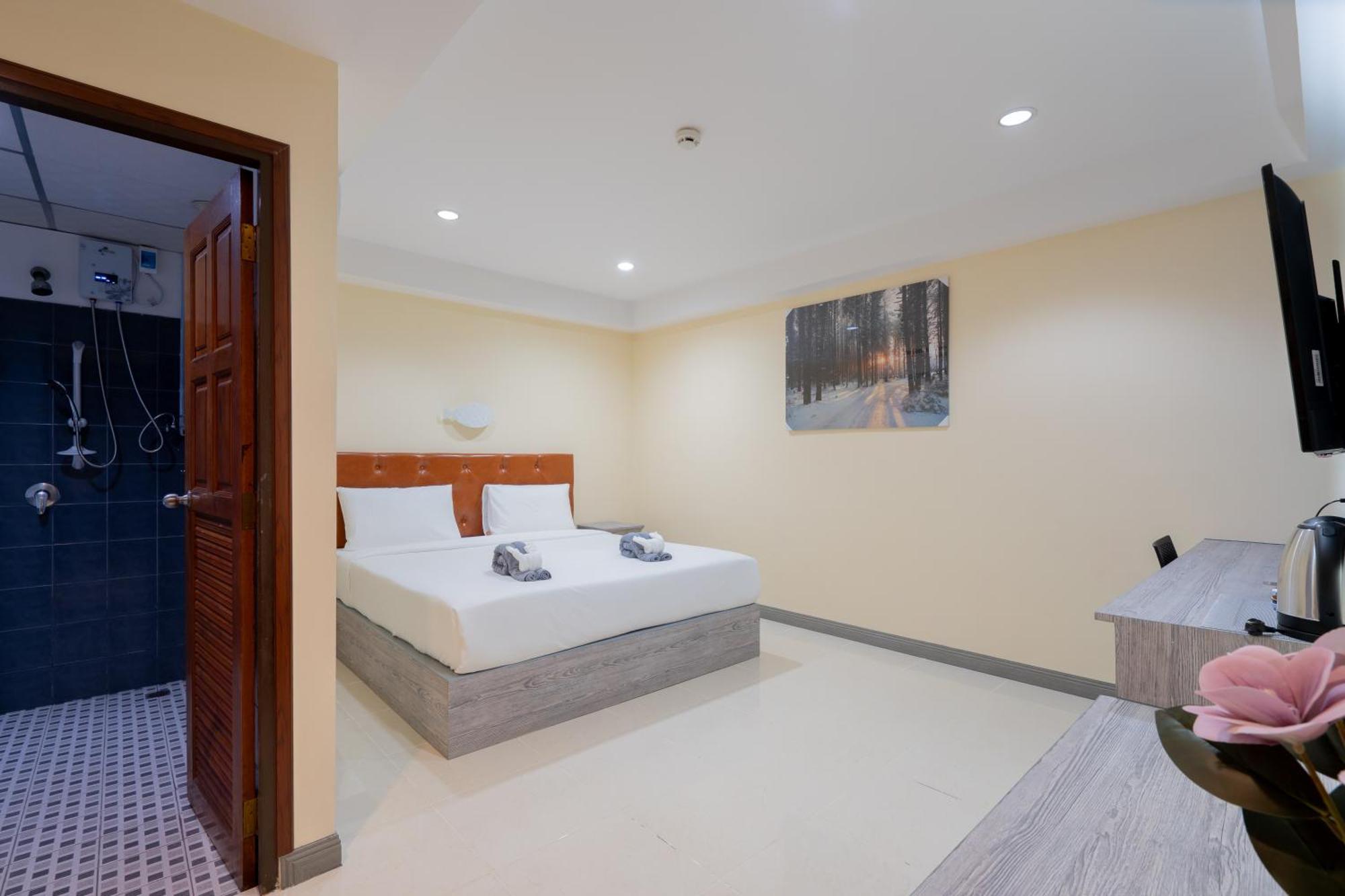 Square One Hotel Patong Екстериор снимка