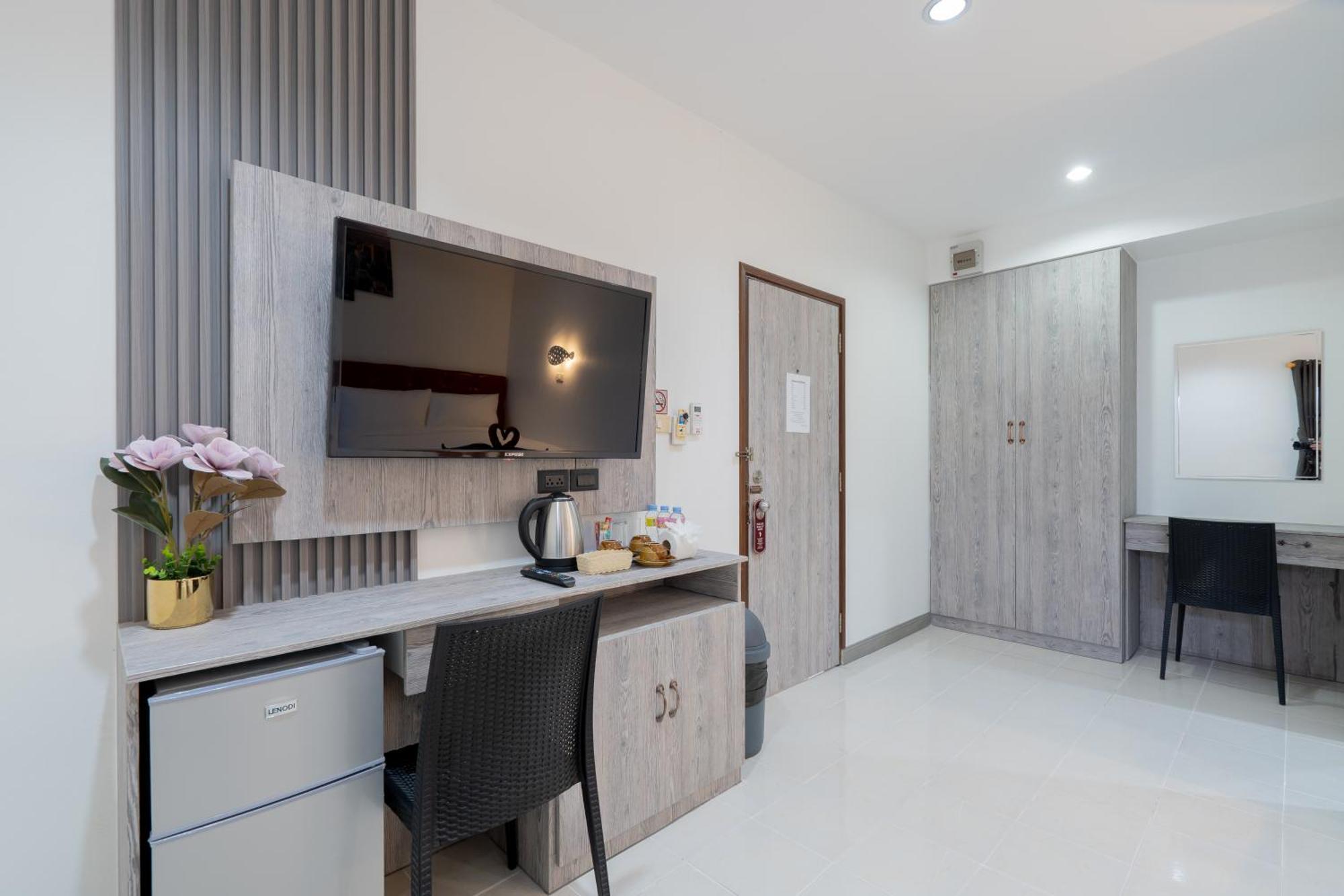 Square One Hotel Patong Екстериор снимка