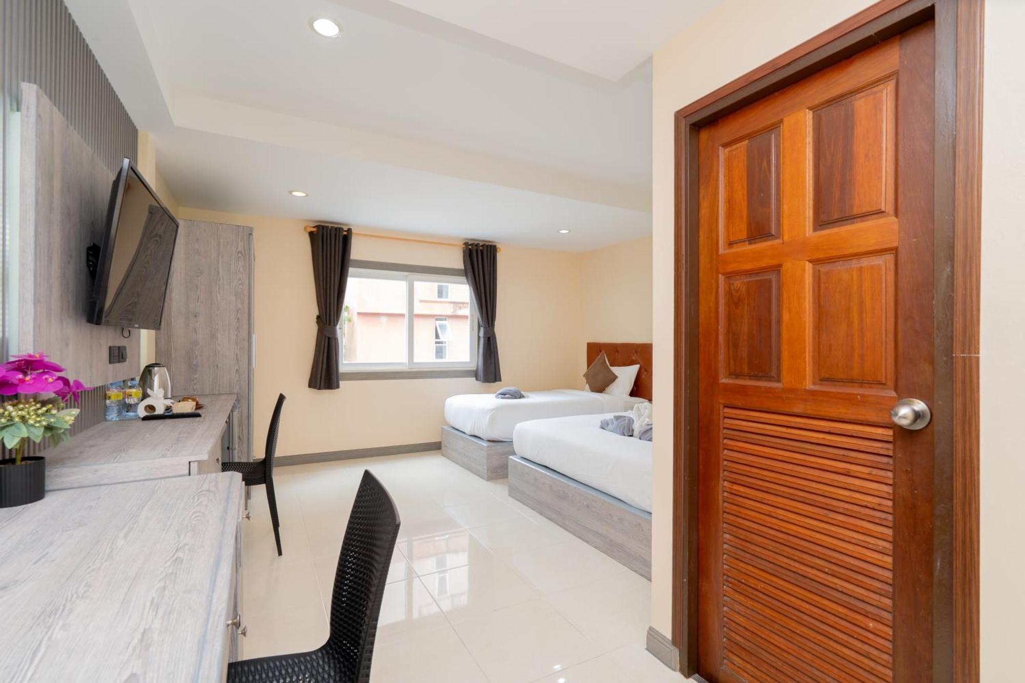 Square One Hotel Patong Екстериор снимка