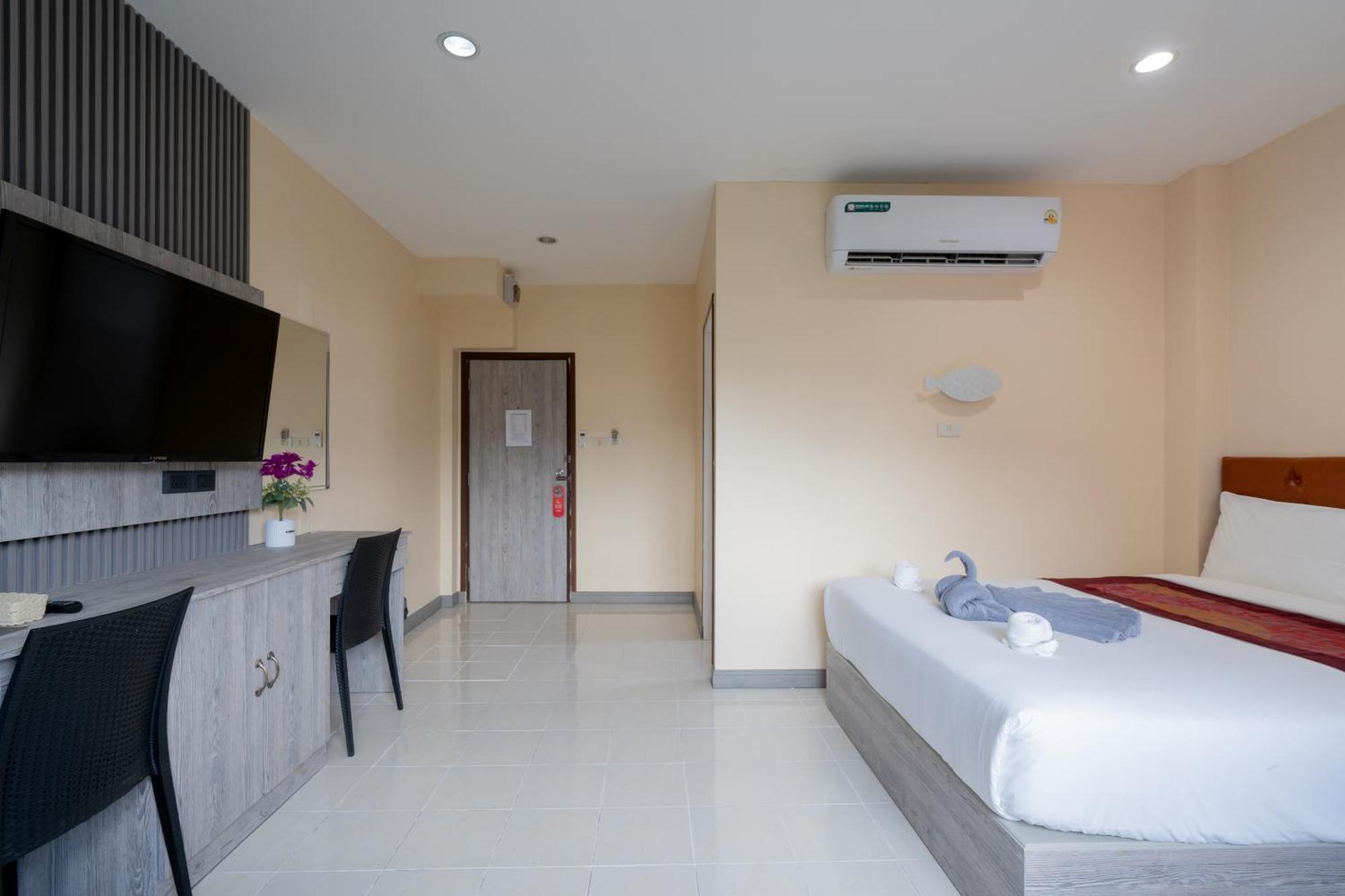 Square One Hotel Patong Екстериор снимка