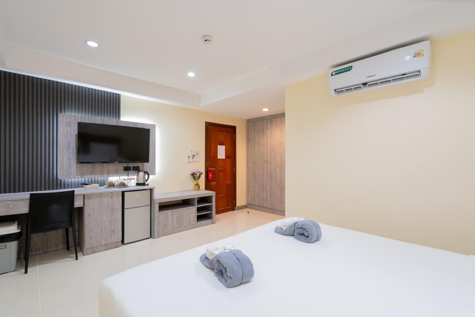 Square One Hotel Patong Екстериор снимка