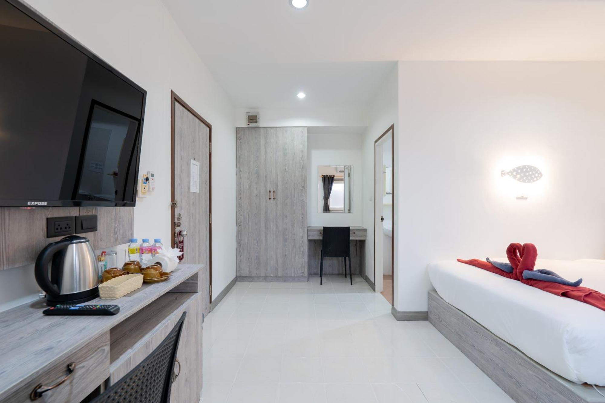Square One Hotel Patong Екстериор снимка