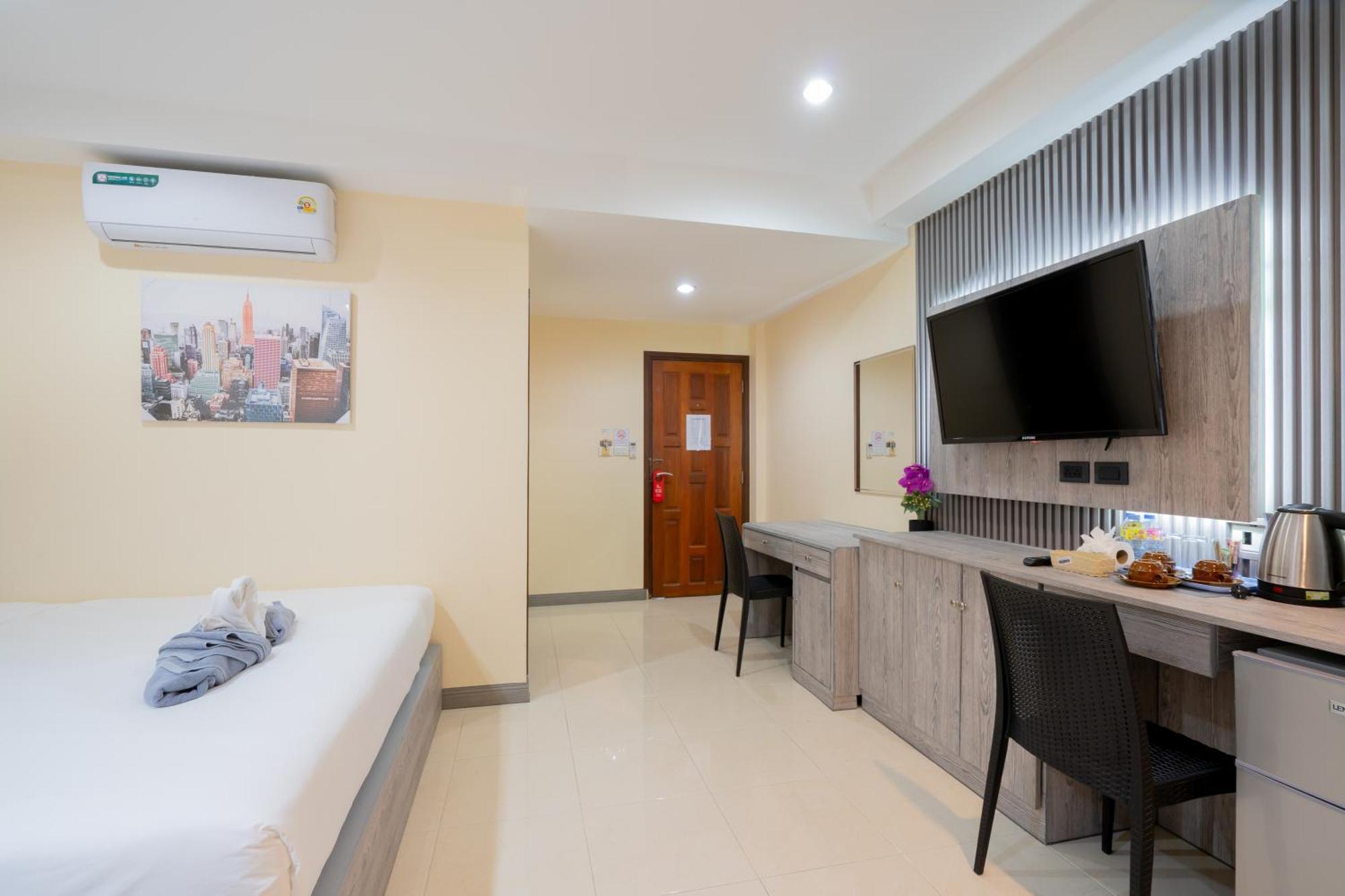 Square One Hotel Patong Екстериор снимка