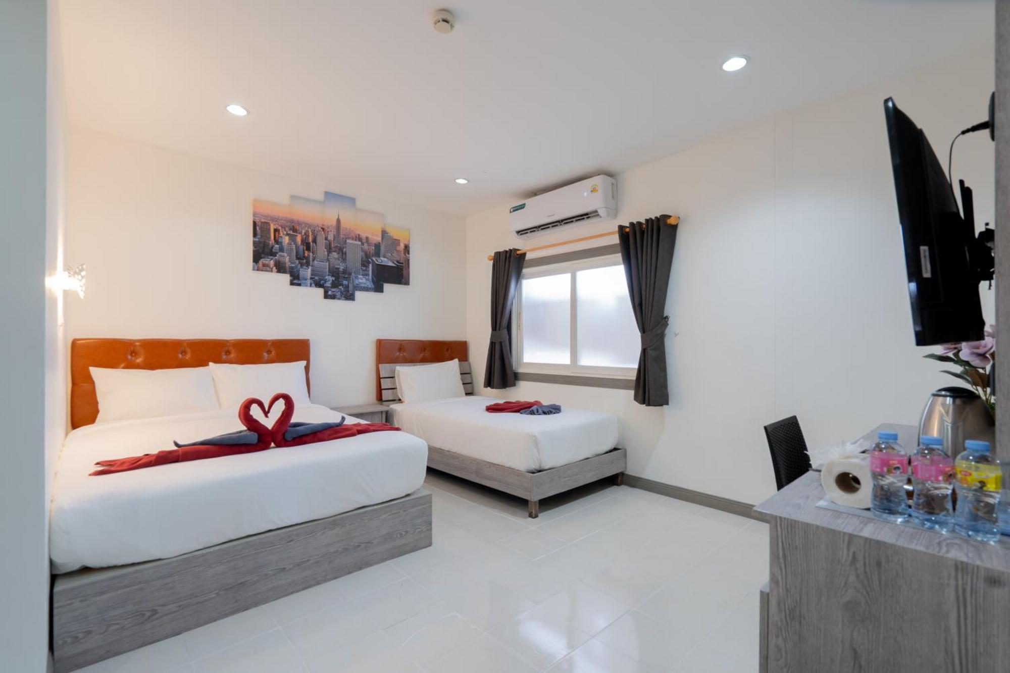 Square One Hotel Patong Екстериор снимка
