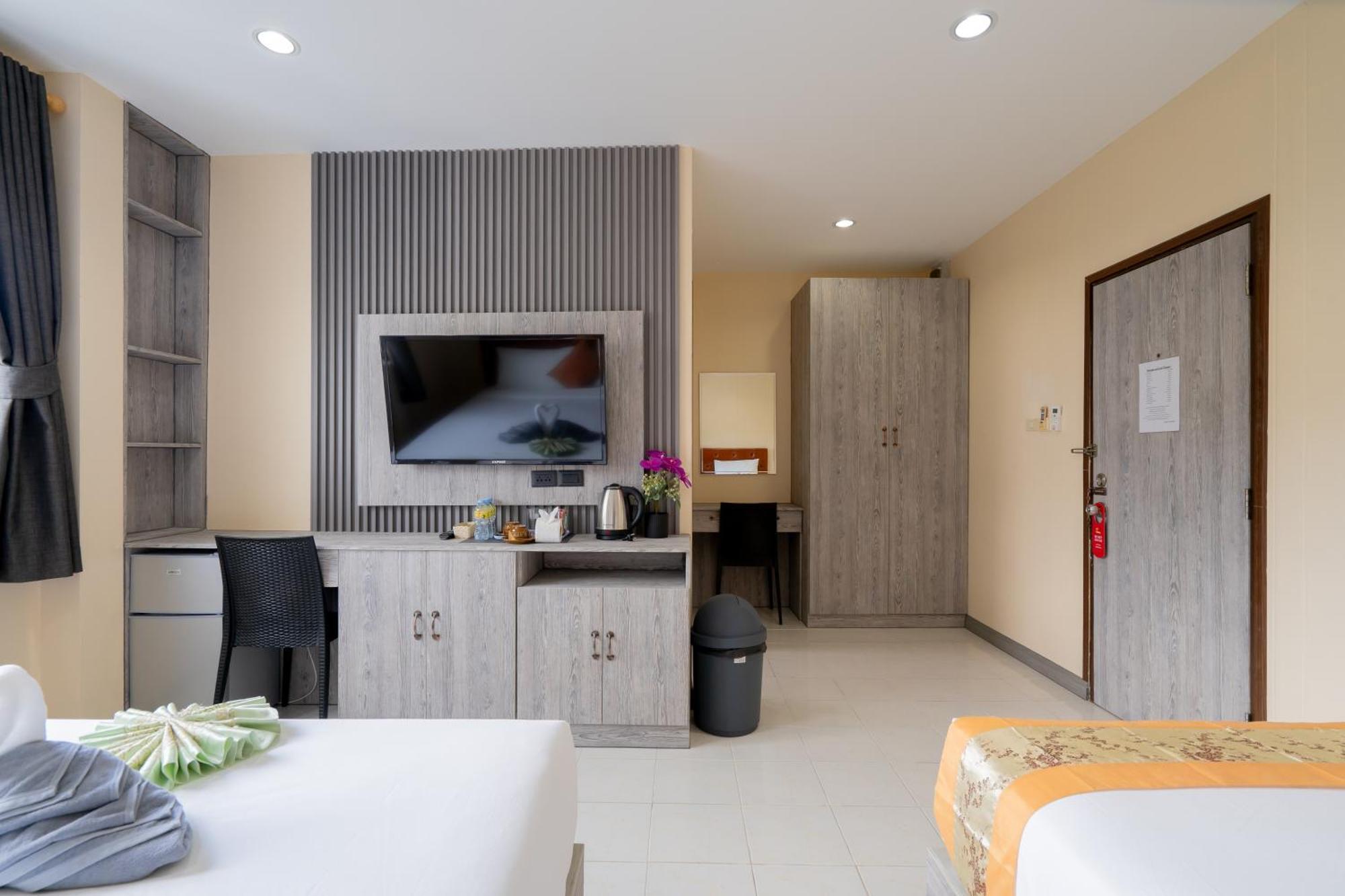 Square One Hotel Patong Екстериор снимка