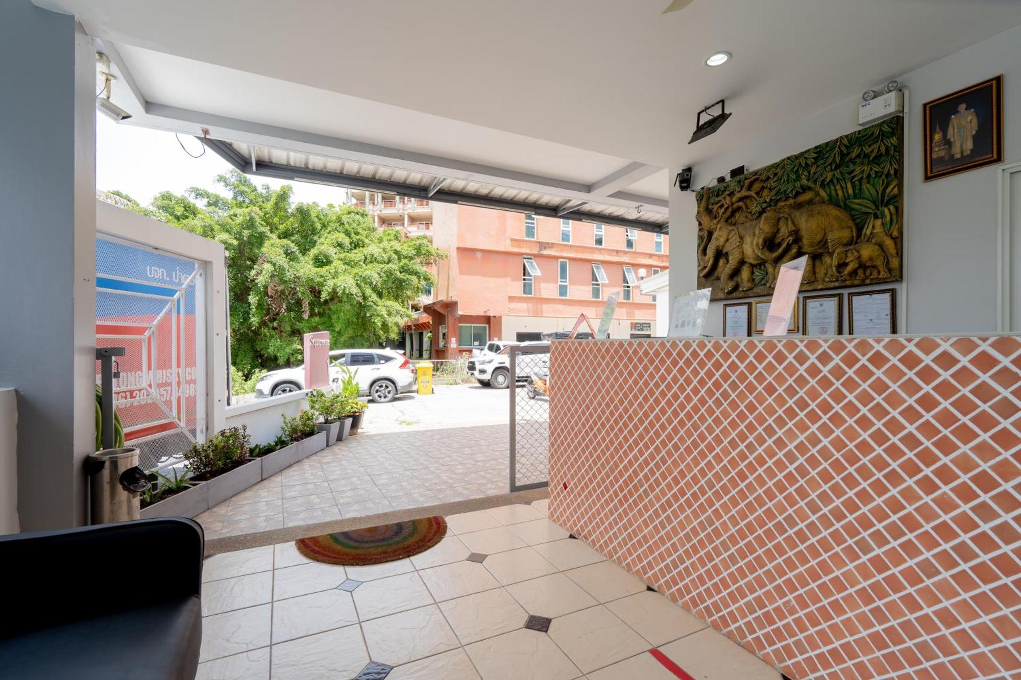Square One Hotel Patong Екстериор снимка