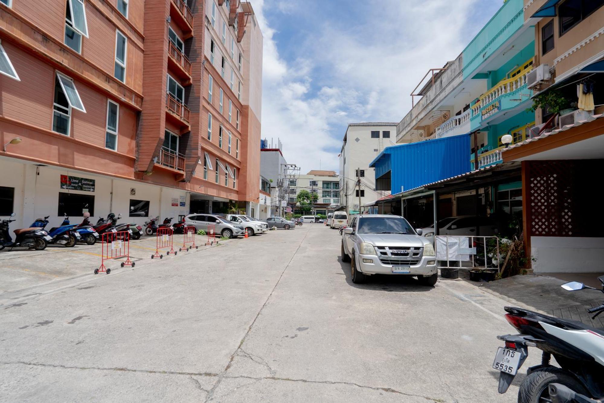 Square One Hotel Patong Екстериор снимка