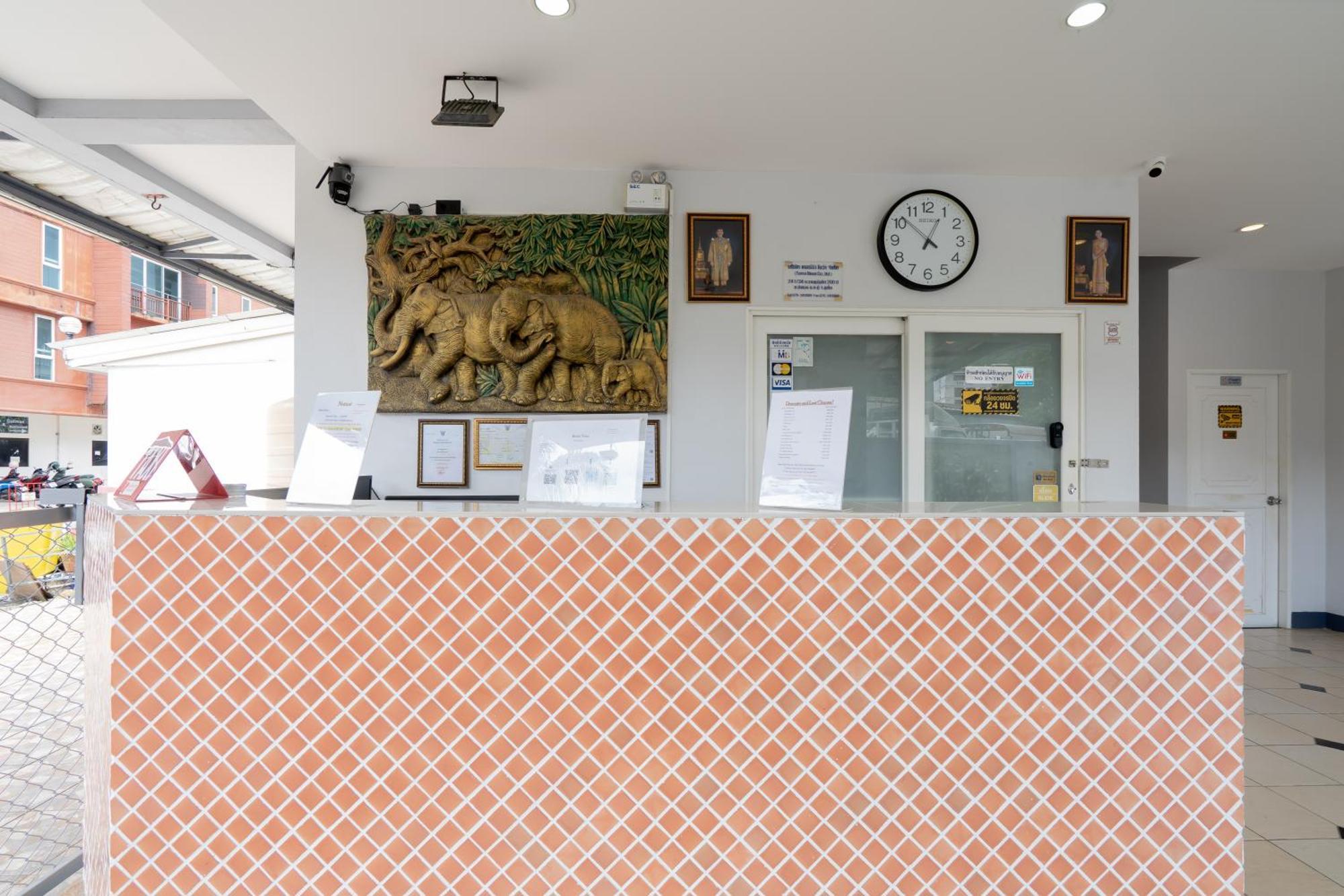 Square One Hotel Patong Екстериор снимка
