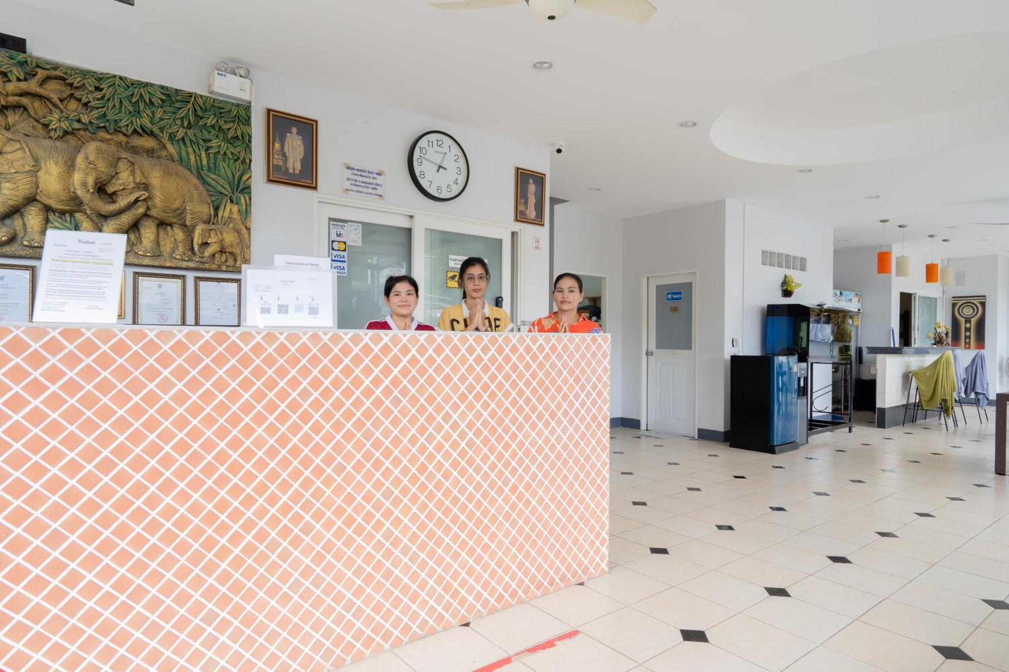 Square One Hotel Patong Екстериор снимка
