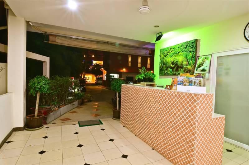 Square One Hotel Patong Екстериор снимка
