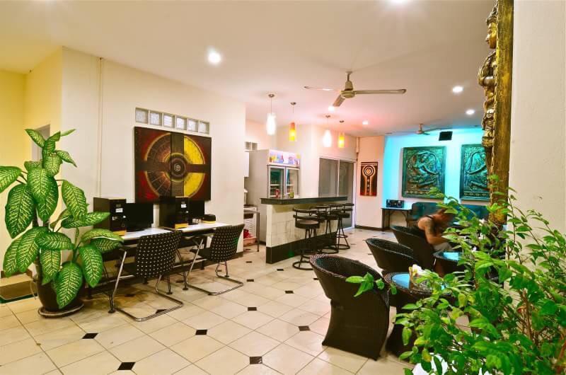 Square One Hotel Patong Екстериор снимка